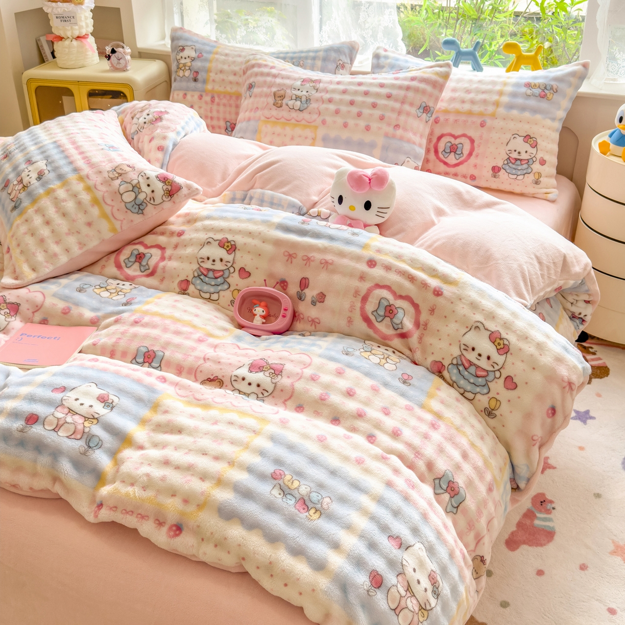 91家纺网 家纺一手货源 找家纺 摩妮卡 2025新款小清新加厚260克牛奶绒泡泡绒四件套 凯蒂小熊