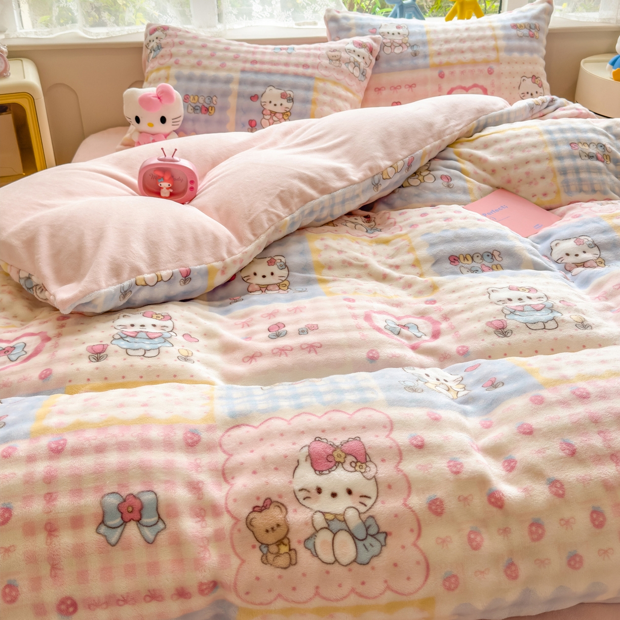 91家纺网 家纺一手货源 找家纺 摩妮卡 2025新款小清新加厚260克牛奶绒泡泡绒四件套 凯蒂小熊