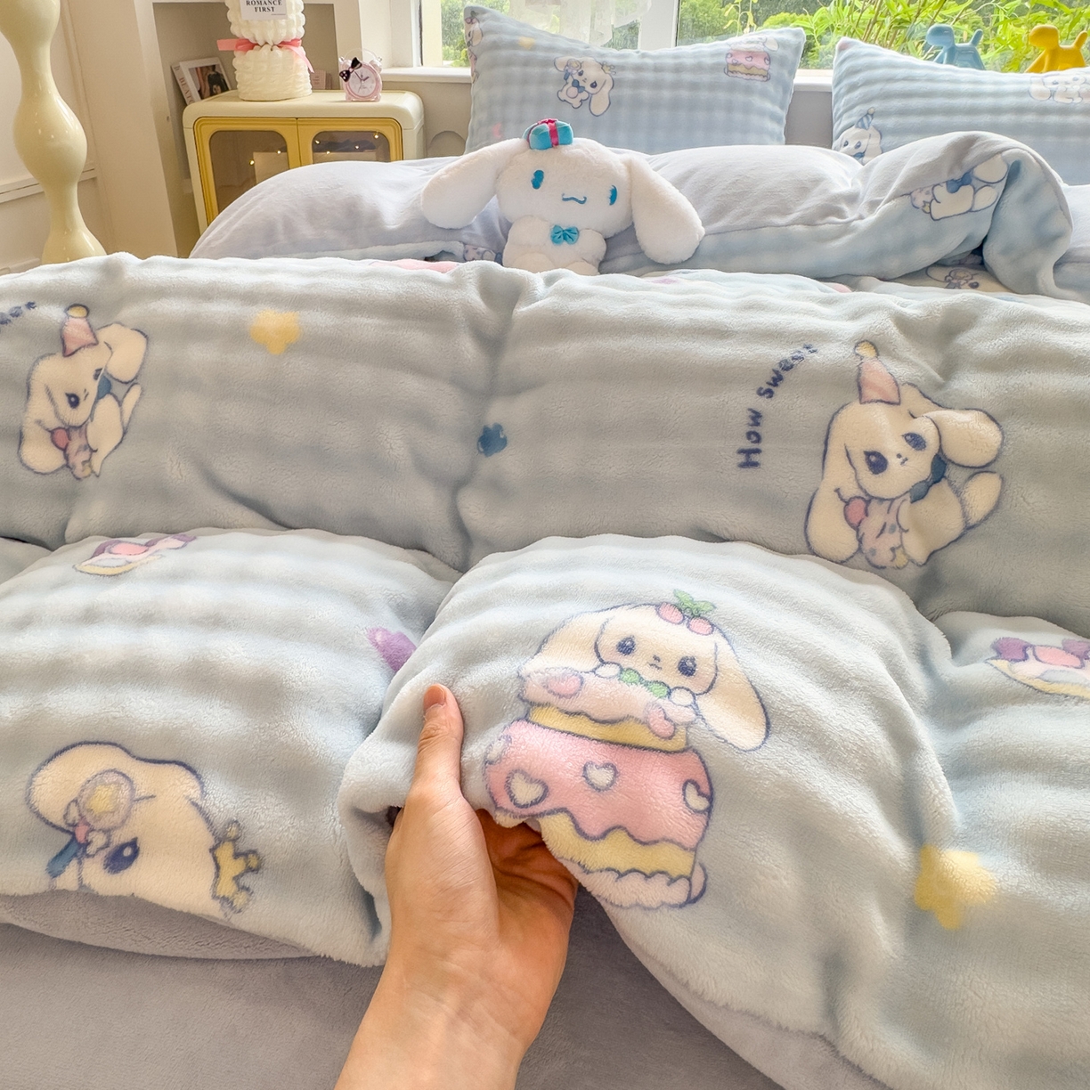 91家纺网 家纺一手货源 找家纺 摩妮卡 2025新款小清新加厚260克牛奶绒泡泡绒四件套 奶蓝玉桂狗