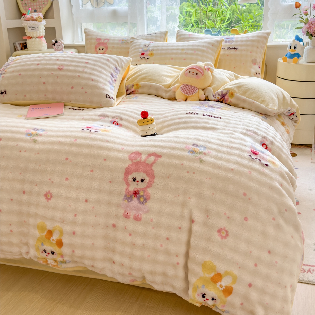 91家纺网 家纺一手货源 找家纺 摩妮卡 2025新款小清新加厚260克牛奶绒泡泡绒四件套 萌兔时光