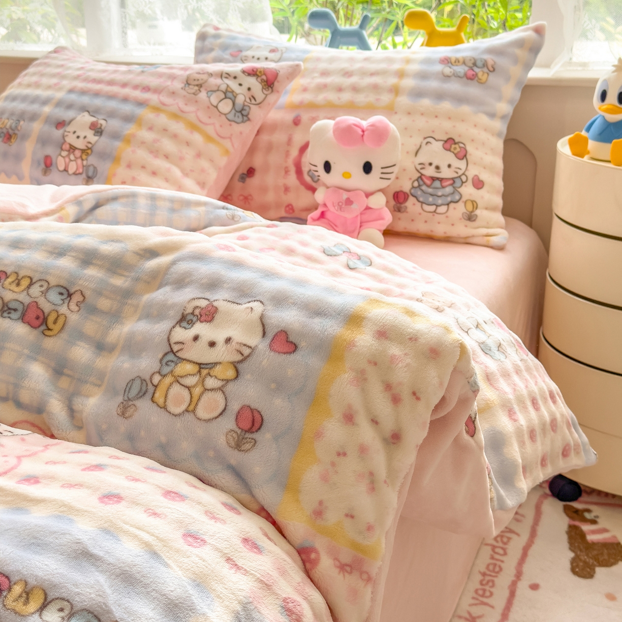 91家纺网 家纺一手货源 找家纺 摩妮卡 2025新款小清新加厚260克牛奶绒泡泡绒四件套 凯蒂小熊