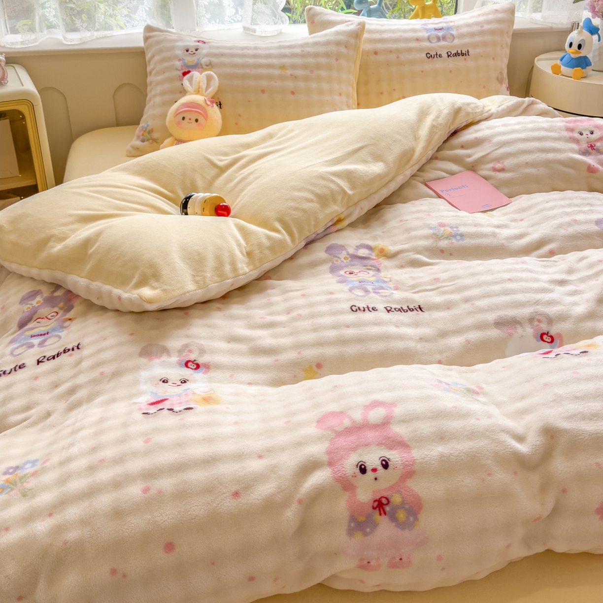 91家纺网 家纺一手货源 找家纺 摩妮卡 2025新款小清新加厚260克牛奶绒泡泡绒四件套 萌兔时光