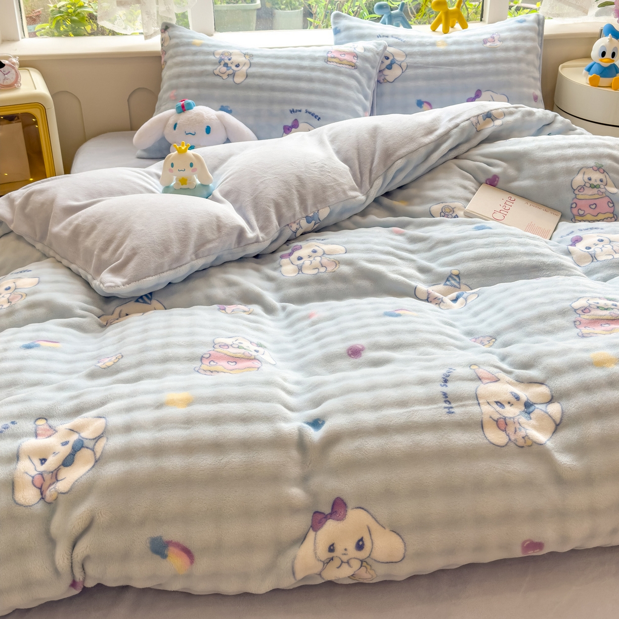 91家纺网 家纺一手货源 找家纺 摩妮卡 2025新款小清新加厚260克牛奶绒泡泡绒四件套 奶蓝玉桂狗