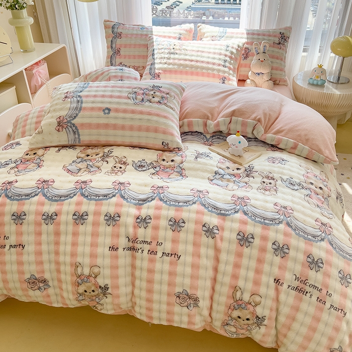 91家纺网 家纺一手货源 找家纺 摩妮卡 2025新款小清新加厚260克牛奶绒泡泡绒四件套 洛丽兔