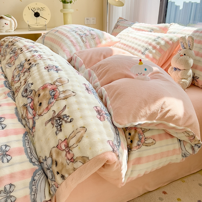 91家纺网 家纺一手货源 找家纺 摩妮卡 2025新款小清新加厚260克牛奶绒泡泡绒四件套 洛丽兔