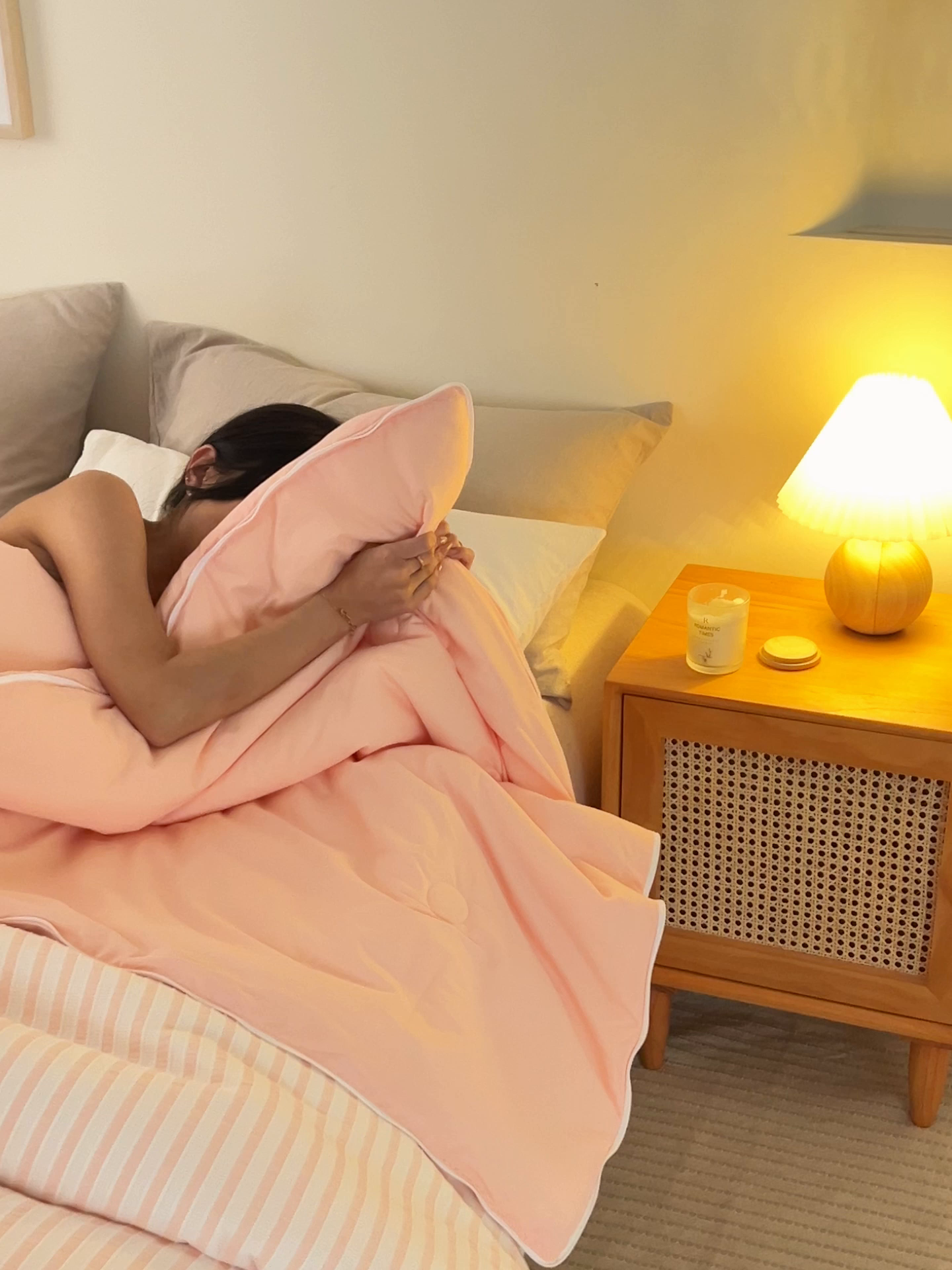 91家纺网 家纺一手货源 找家纺 子由家居 2025新款水洗简约条纹大豆子母被被子被芯 色织条纹-浅粉