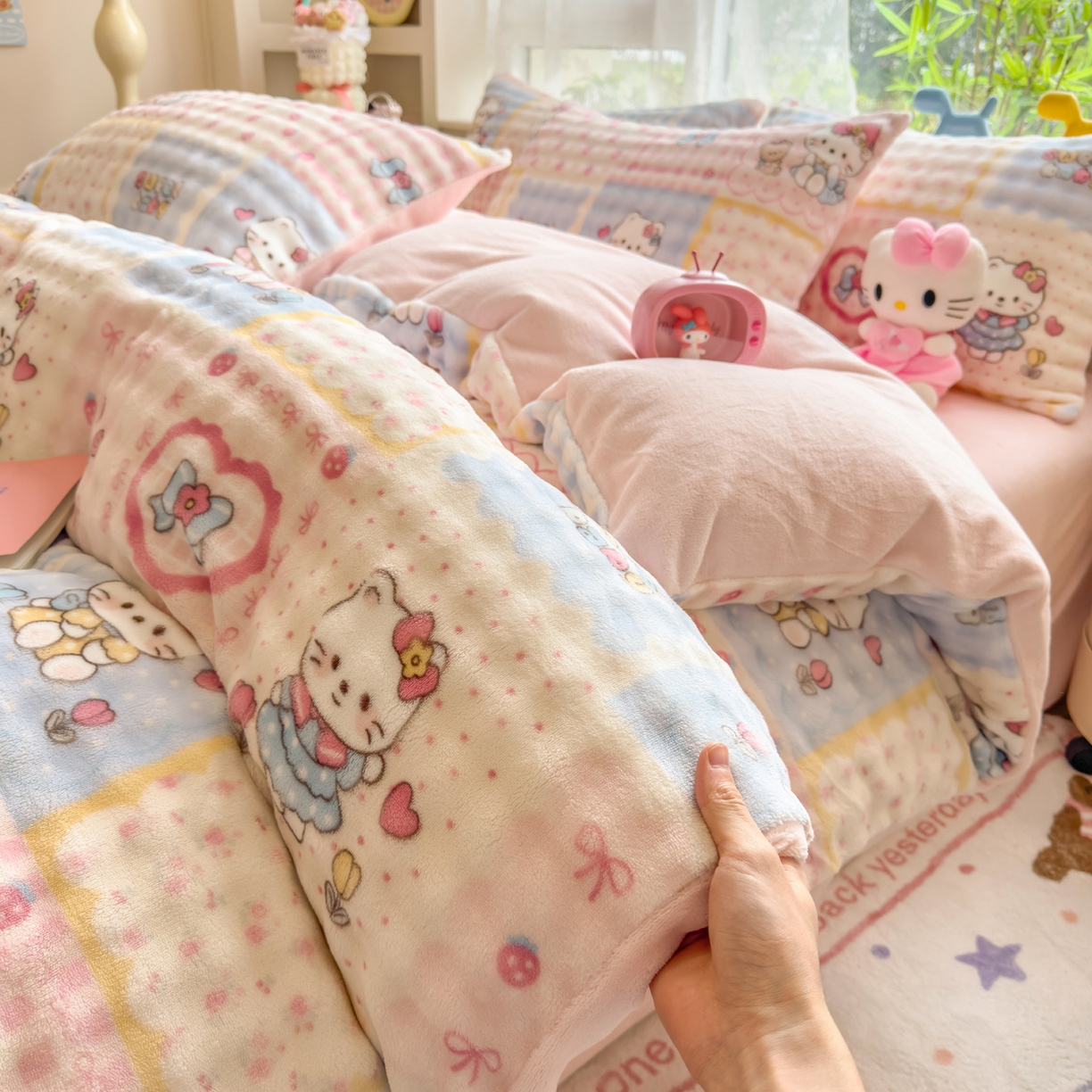 91家纺网 家纺一手货源 找家纺 摩妮卡 2025新款小清新加厚260克牛奶绒泡泡绒四件套 凯蒂小熊