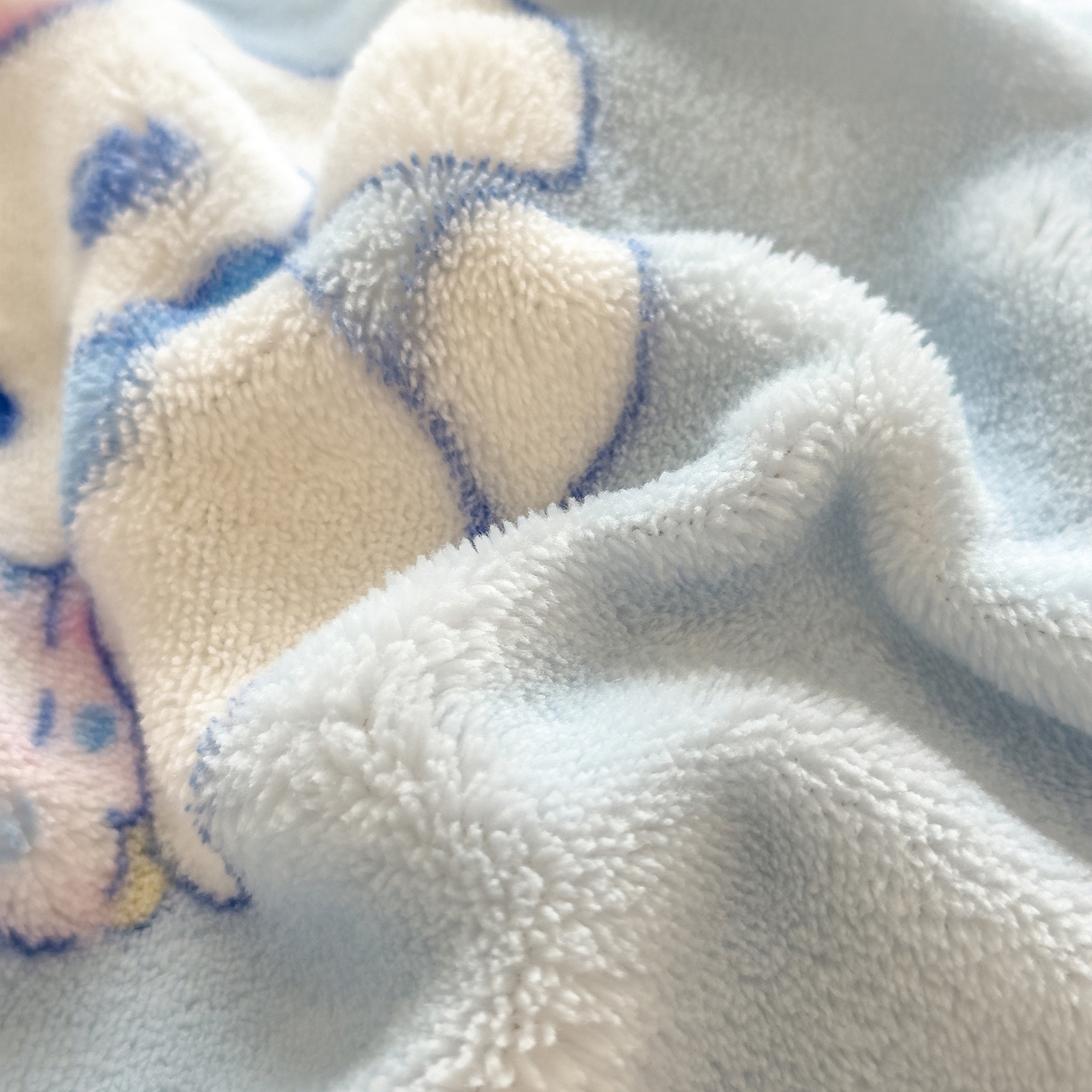 91家纺网 家纺一手货源 找家纺 摩妮卡 2025新款小清新加厚260克牛奶绒泡泡绒四件套 奶蓝玉桂狗