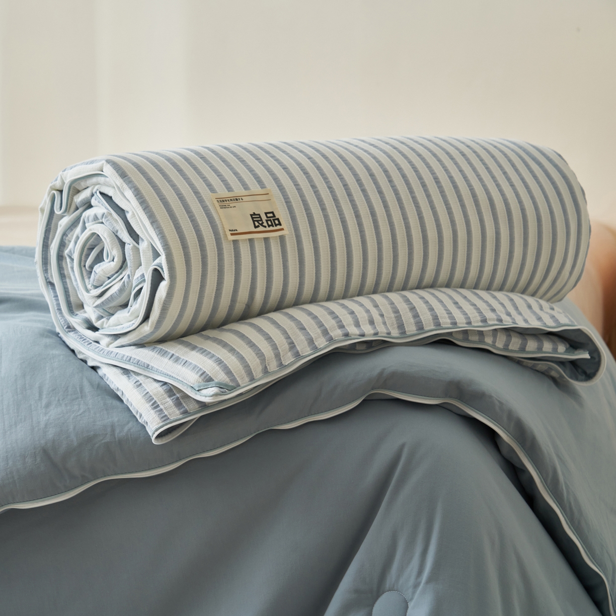 91家纺网 家纺一手货源 找家纺 子由家居 2025新款水洗简约条纹大豆子母被被子被芯 色织条纹-浅蓝