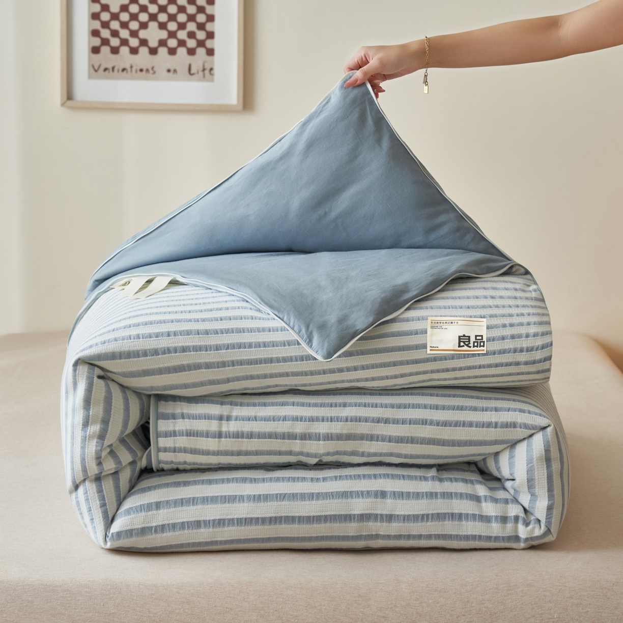 91家纺网 家纺一手货源 找家纺 子由家居 2025新款水洗简约条纹大豆子母被被子被芯 色织条纹-浅蓝