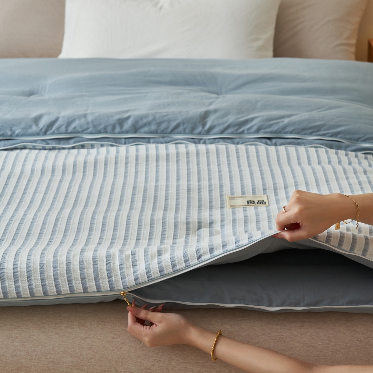 91家纺网 家纺一手货源 找家纺 子由家居 2025新款水洗简约条纹大豆子母被被子被芯 色织条纹-浅蓝