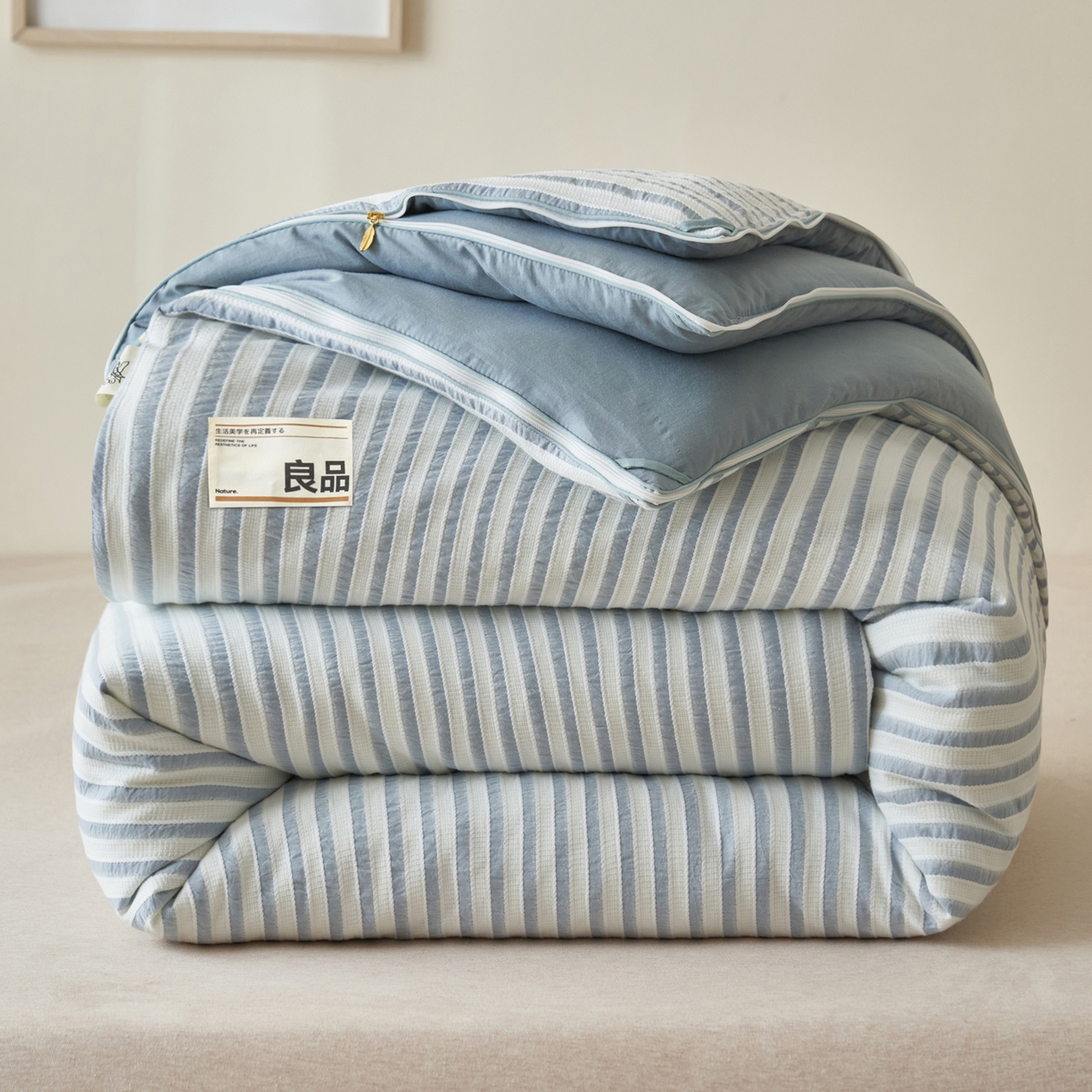 91家纺网 家纺一手货源 找家纺 子由家居 2025新款水洗简约条纹大豆子母被被子被芯 色织条纹-浅蓝