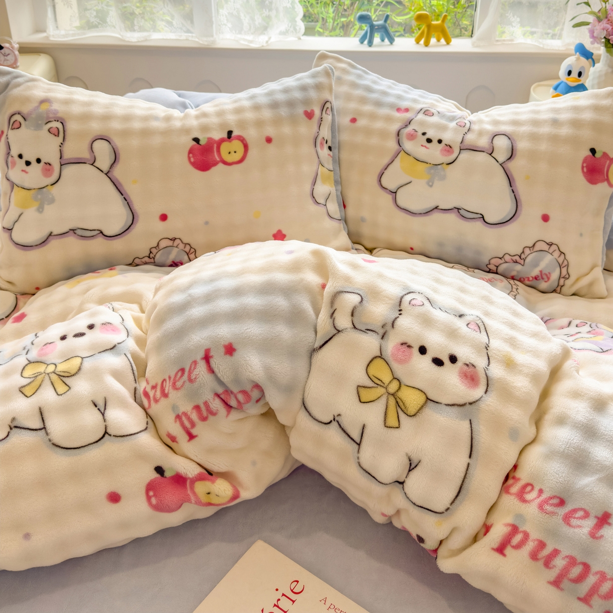 91家纺网 家纺一手货源 找家纺 摩妮卡 2025新款小清新加厚260克牛奶绒泡泡绒四件套 软萌小猫