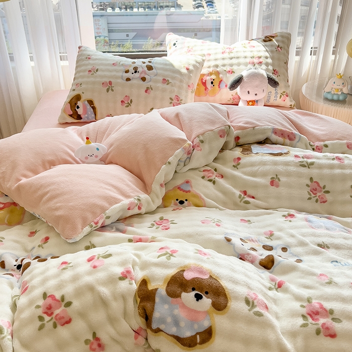 91家纺网 家纺一手货源 找家纺 摩妮卡 2025新款小清新加厚260克牛奶绒泡泡绒四件套 花园狗