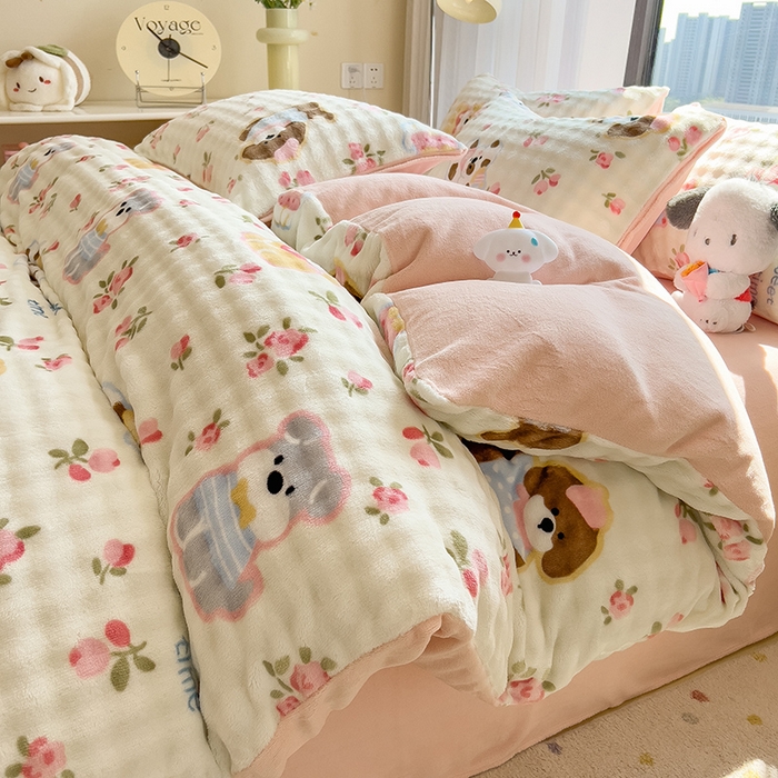 91家纺网 家纺一手货源 找家纺 摩妮卡 2025新款小清新加厚260克牛奶绒泡泡绒四件套 花园狗