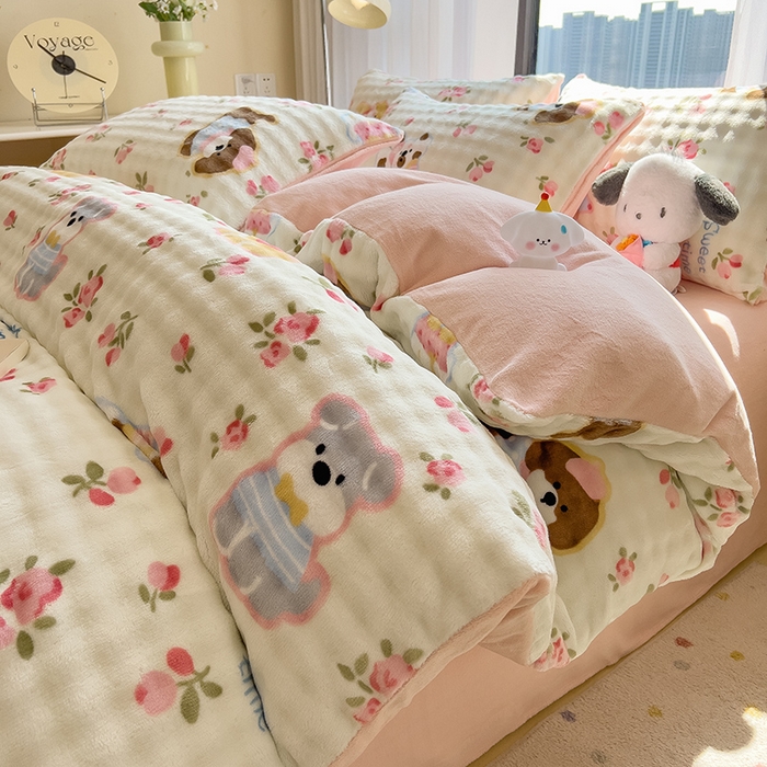 91家纺网 家纺一手货源 找家纺 摩妮卡 2025新款小清新加厚260克牛奶绒泡泡绒四件套 花园狗