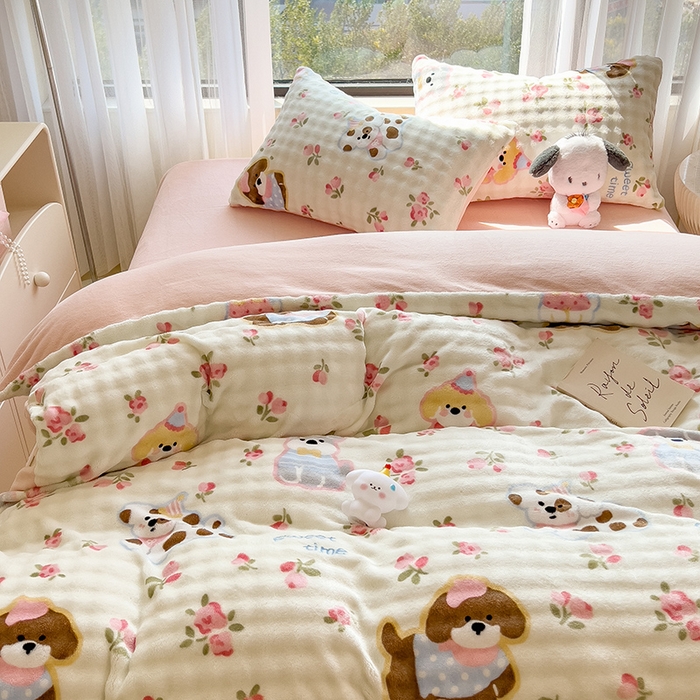 91家纺网 家纺一手货源 找家纺 摩妮卡 2025新款小清新加厚260克牛奶绒泡泡绒四件套 花园狗