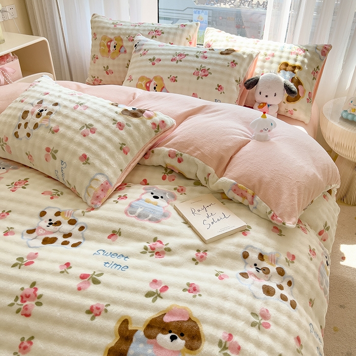 91家纺网 家纺一手货源 找家纺 摩妮卡 2025新款小清新加厚260克牛奶绒泡泡绒四件套 花园狗