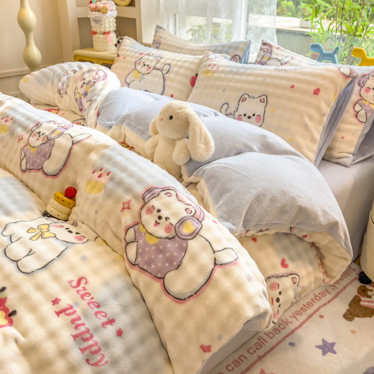 91家纺网 家纺一手货源 找家纺 摩妮卡 2025新款小清新加厚260克牛奶绒泡泡绒四件套 软萌小猫