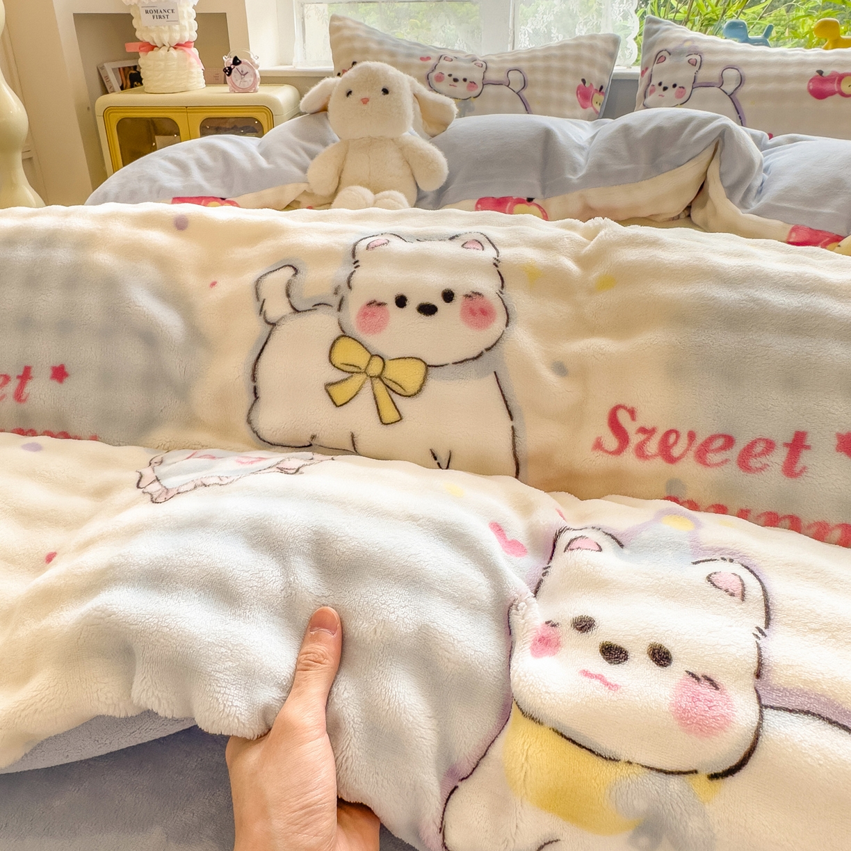 91家纺网 家纺一手货源 找家纺 摩妮卡 2025新款小清新加厚260克牛奶绒泡泡绒四件套 软萌小猫