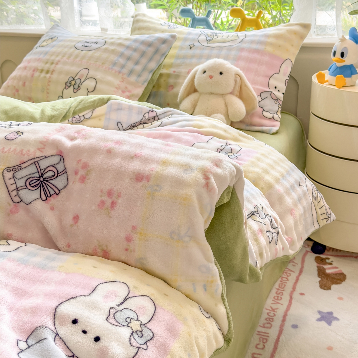 91家纺网 家纺一手货源 找家纺 摩妮卡 2025新款小清新加厚260克牛奶绒泡泡绒四件套 甜系兔兔