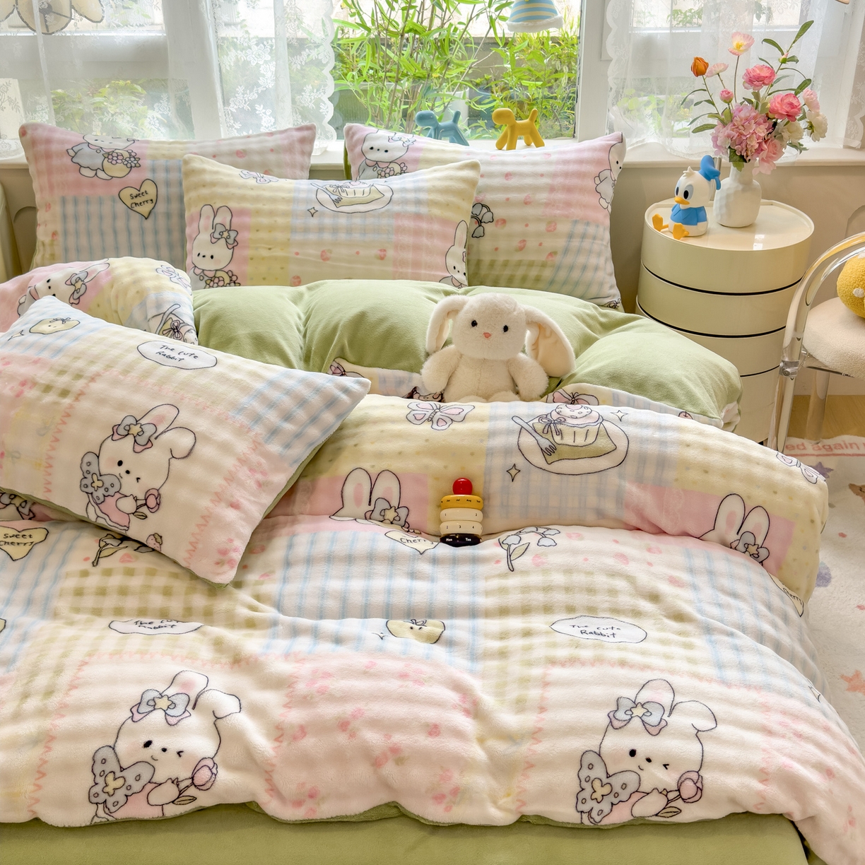 91家纺网 家纺一手货源 找家纺 摩妮卡 2025新款小清新加厚260克牛奶绒泡泡绒四件套 甜系兔兔