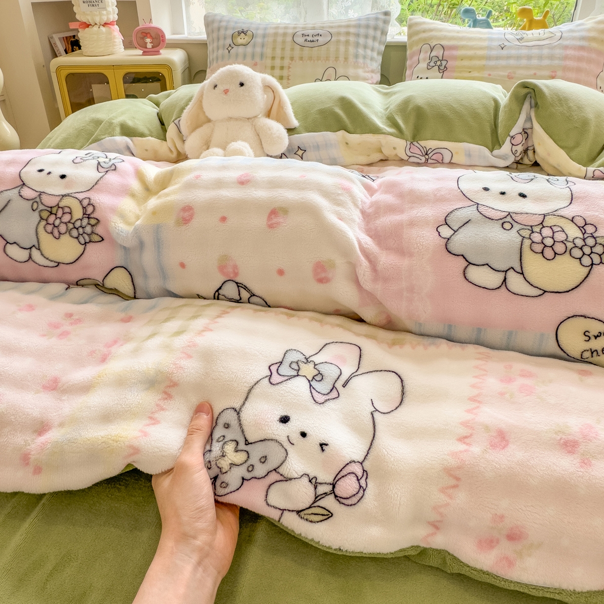 91家纺网 家纺一手货源 找家纺 摩妮卡 2025新款小清新加厚260克牛奶绒泡泡绒四件套 甜系兔兔