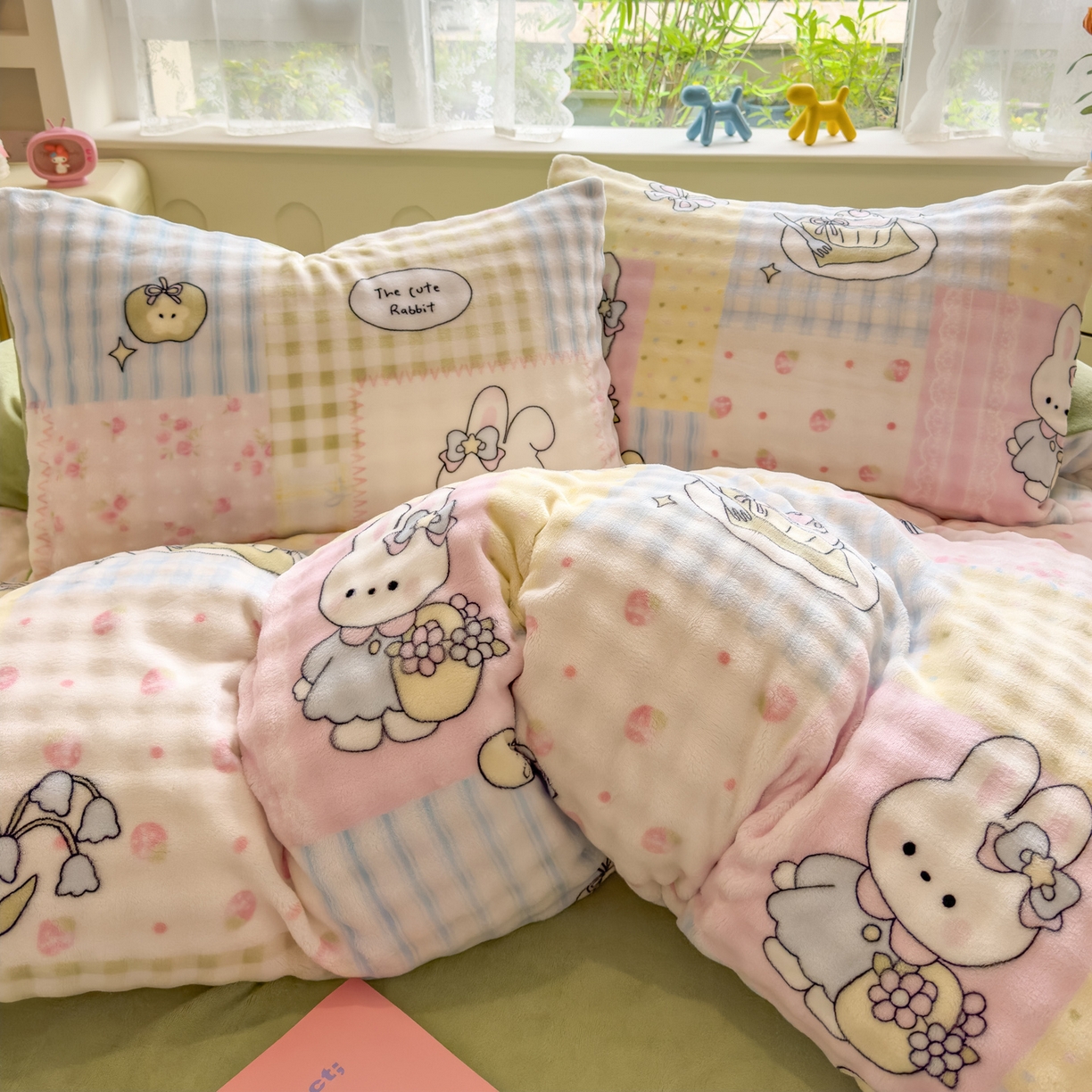 91家纺网 家纺一手货源 找家纺 摩妮卡 2025新款小清新加厚260克牛奶绒泡泡绒四件套 甜系兔兔