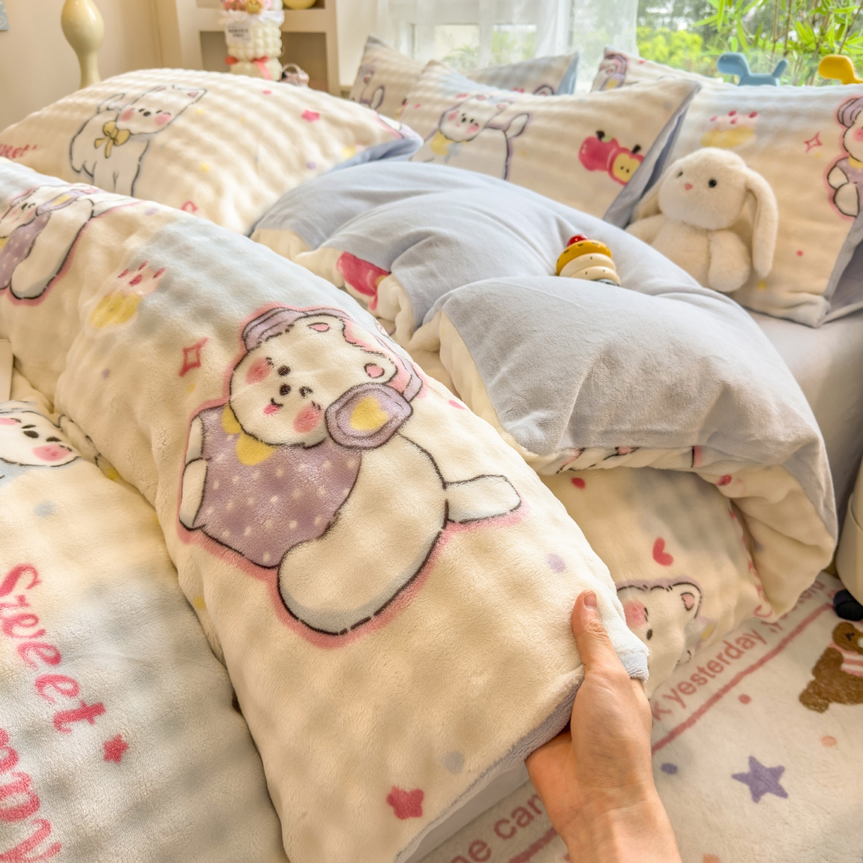 91家纺网 家纺一手货源 找家纺 摩妮卡 2025新款小清新加厚260克牛奶绒泡泡绒四件套 软萌小猫