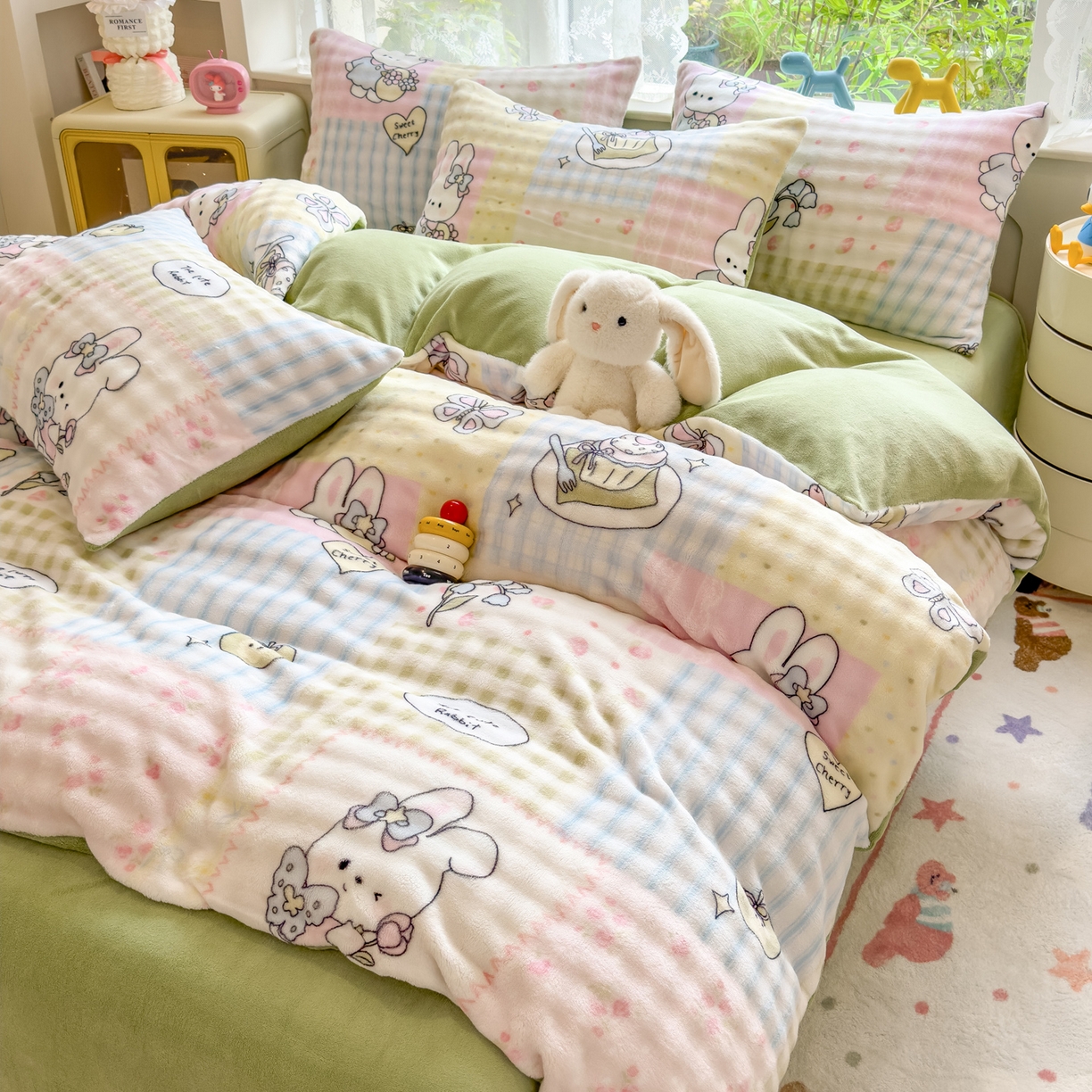 91家纺网 家纺一手货源 找家纺 摩妮卡 2025新款小清新加厚260克牛奶绒泡泡绒四件套 甜系兔兔