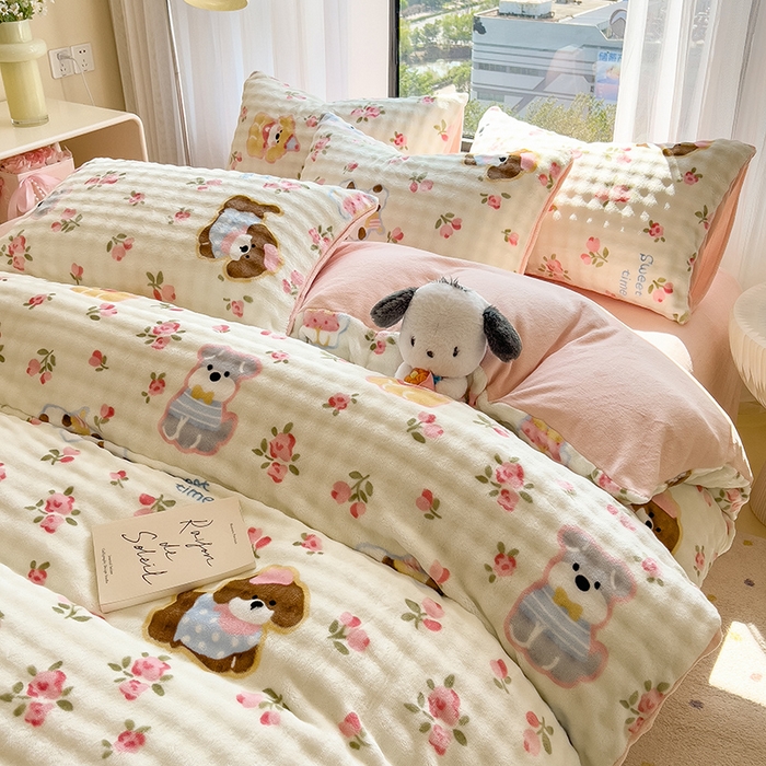 91家纺网 家纺一手货源 找家纺 摩妮卡 2025新款小清新加厚260克牛奶绒泡泡绒四件套 花园狗