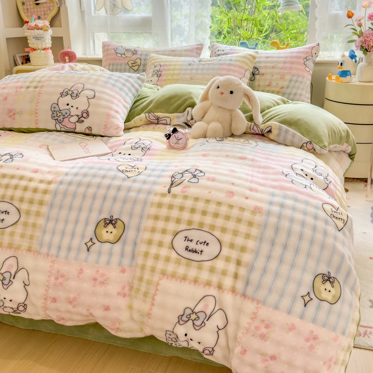 91家纺网 家纺一手货源 找家纺 摩妮卡 2025新款小清新加厚260克牛奶绒泡泡绒四件套 甜系兔兔