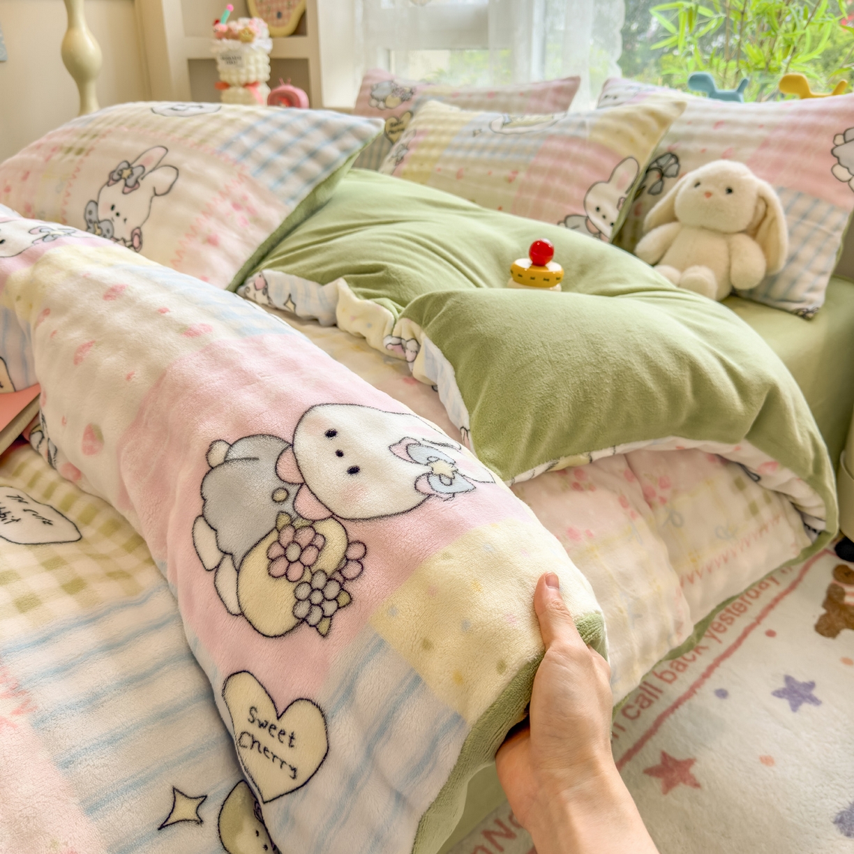 91家纺网 家纺一手货源 找家纺 摩妮卡 2025新款小清新加厚260克牛奶绒泡泡绒四件套 甜系兔兔