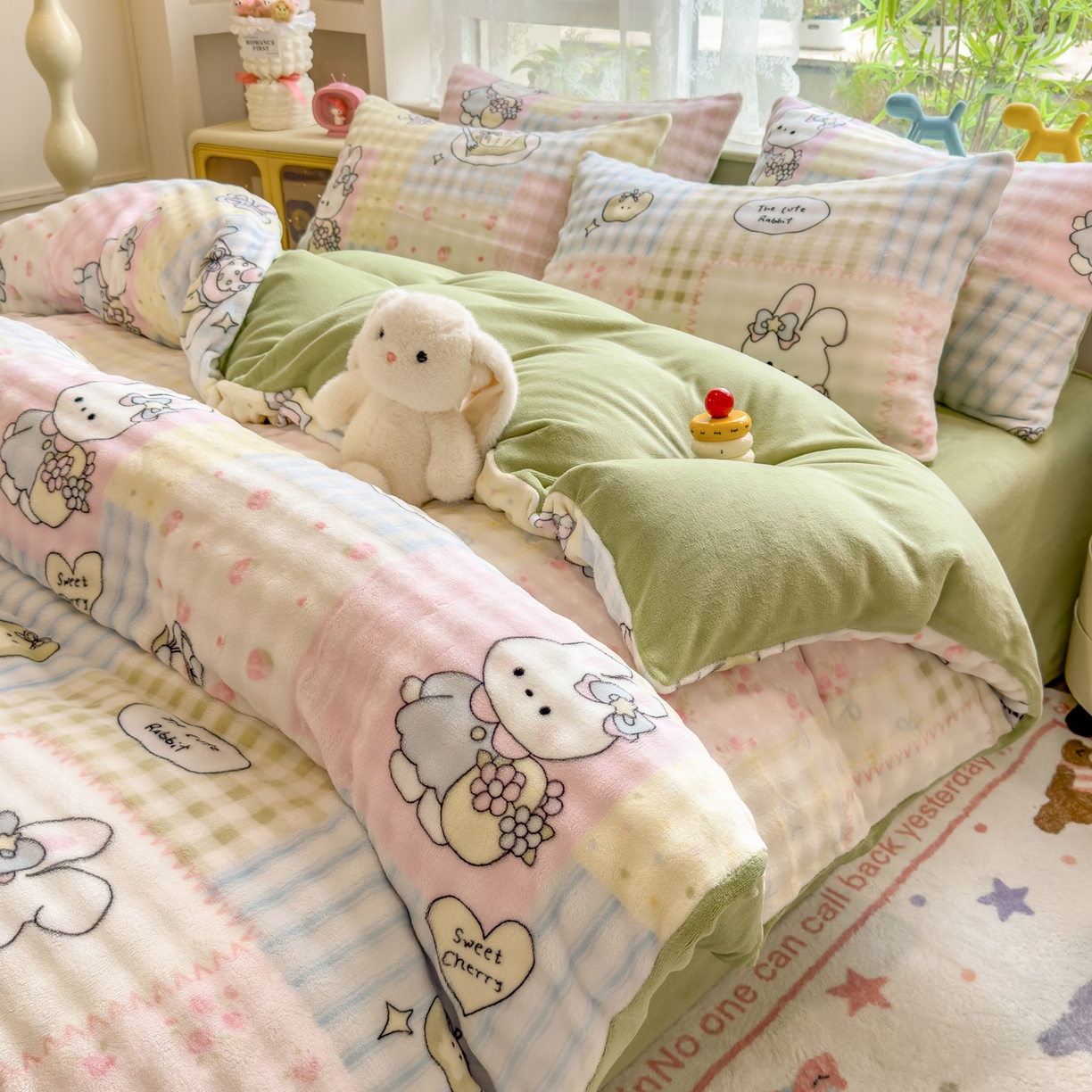 91家纺网 家纺一手货源 找家纺 摩妮卡 2025新款小清新加厚260克牛奶绒泡泡绒四件套 甜系兔兔