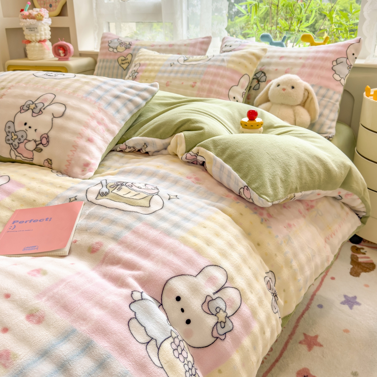 91家纺网 家纺一手货源 找家纺 摩妮卡 2025新款小清新加厚260克牛奶绒泡泡绒四件套 甜系兔兔