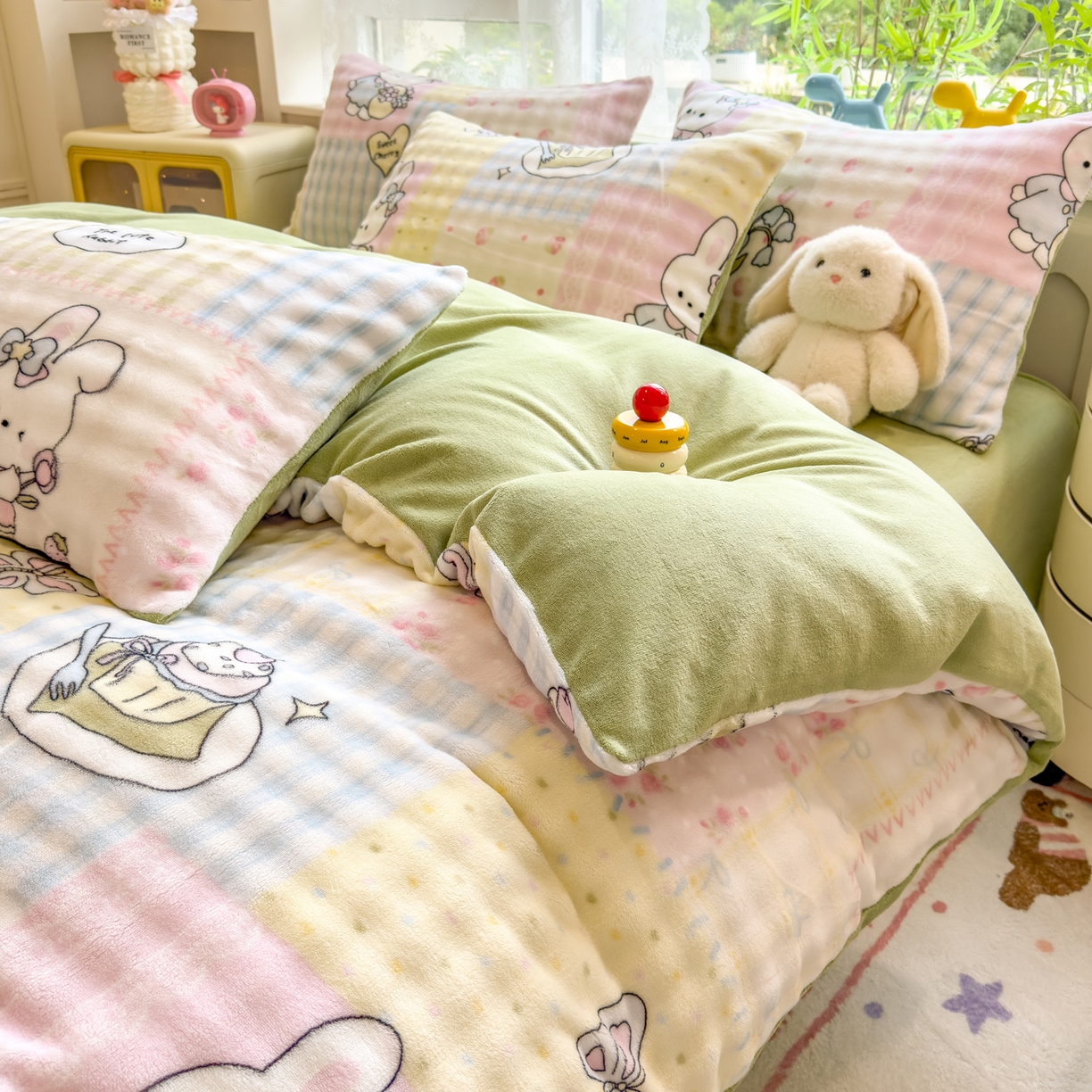 91家纺网 家纺一手货源 找家纺 摩妮卡 2025新款小清新加厚260克牛奶绒泡泡绒四件套 甜系兔兔