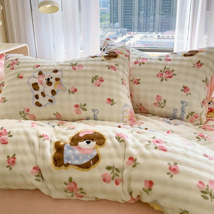 91家纺网 家纺一手货源 找家纺 摩妮卡 2025新款小清新加厚260克牛奶绒泡泡绒四件套 花园狗