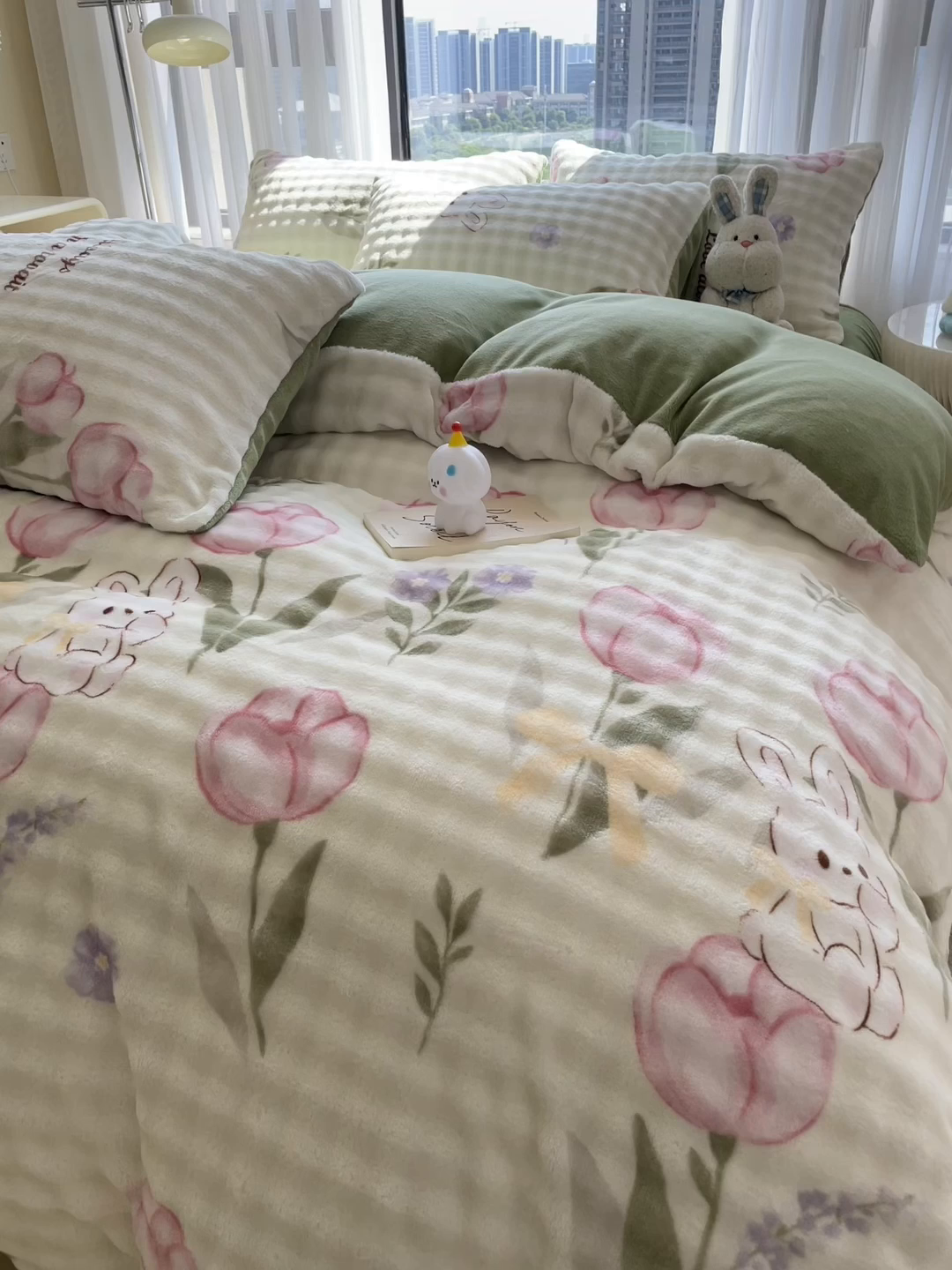 91家纺网 家纺一手货源 找家纺 摩妮卡 2025新款小清新加厚260克牛奶绒泡泡绒四件套 小兔甜甜酱
