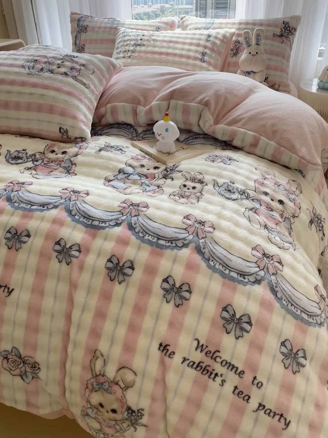 91家纺网 家纺一手货源 找家纺 摩妮卡 2025新款小清新加厚260克牛奶绒泡泡绒四件套 洛丽兔