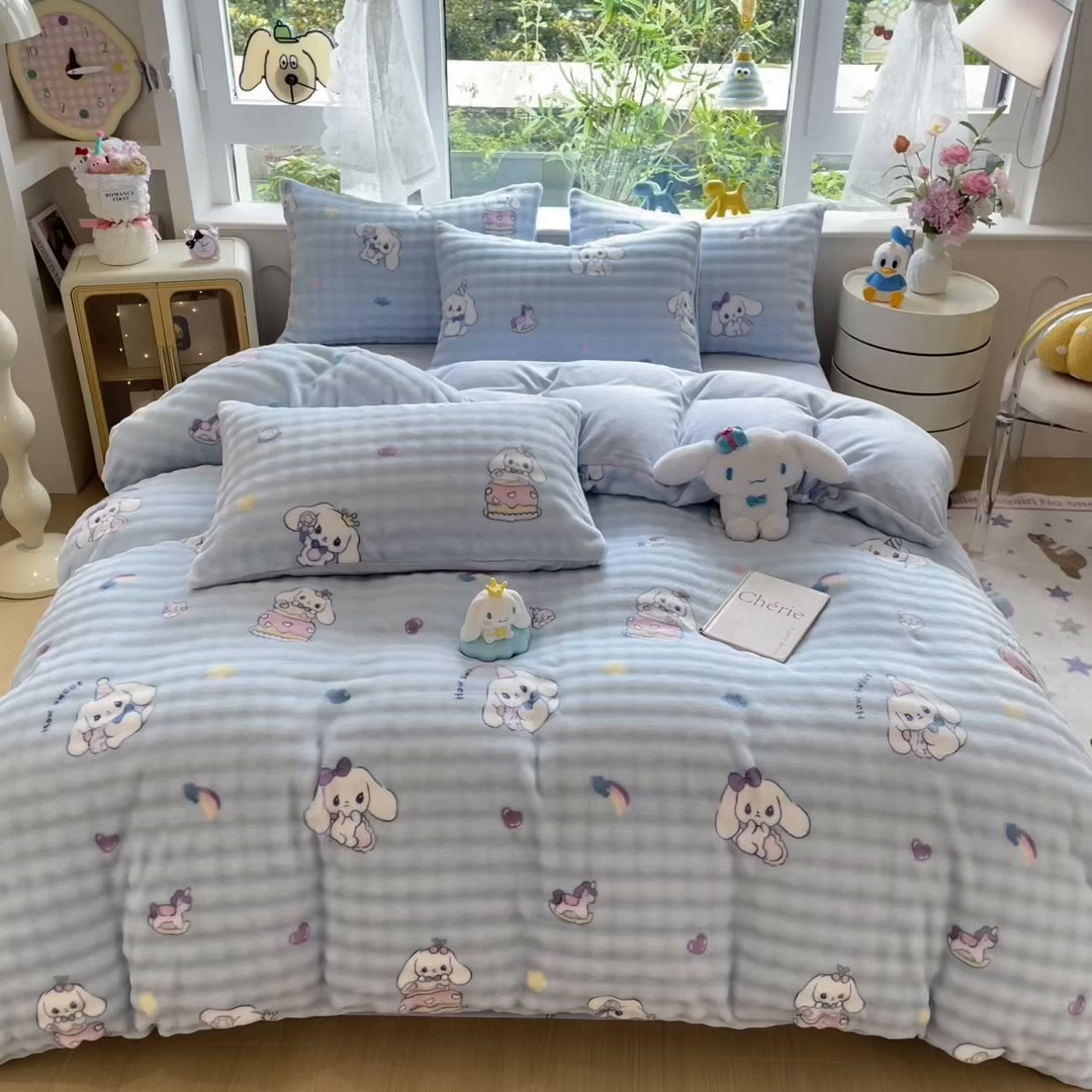91家纺网 家纺一手货源 找家纺 摩妮卡 2025新款小清新加厚260克牛奶绒泡泡绒四件套 奶蓝玉桂狗
