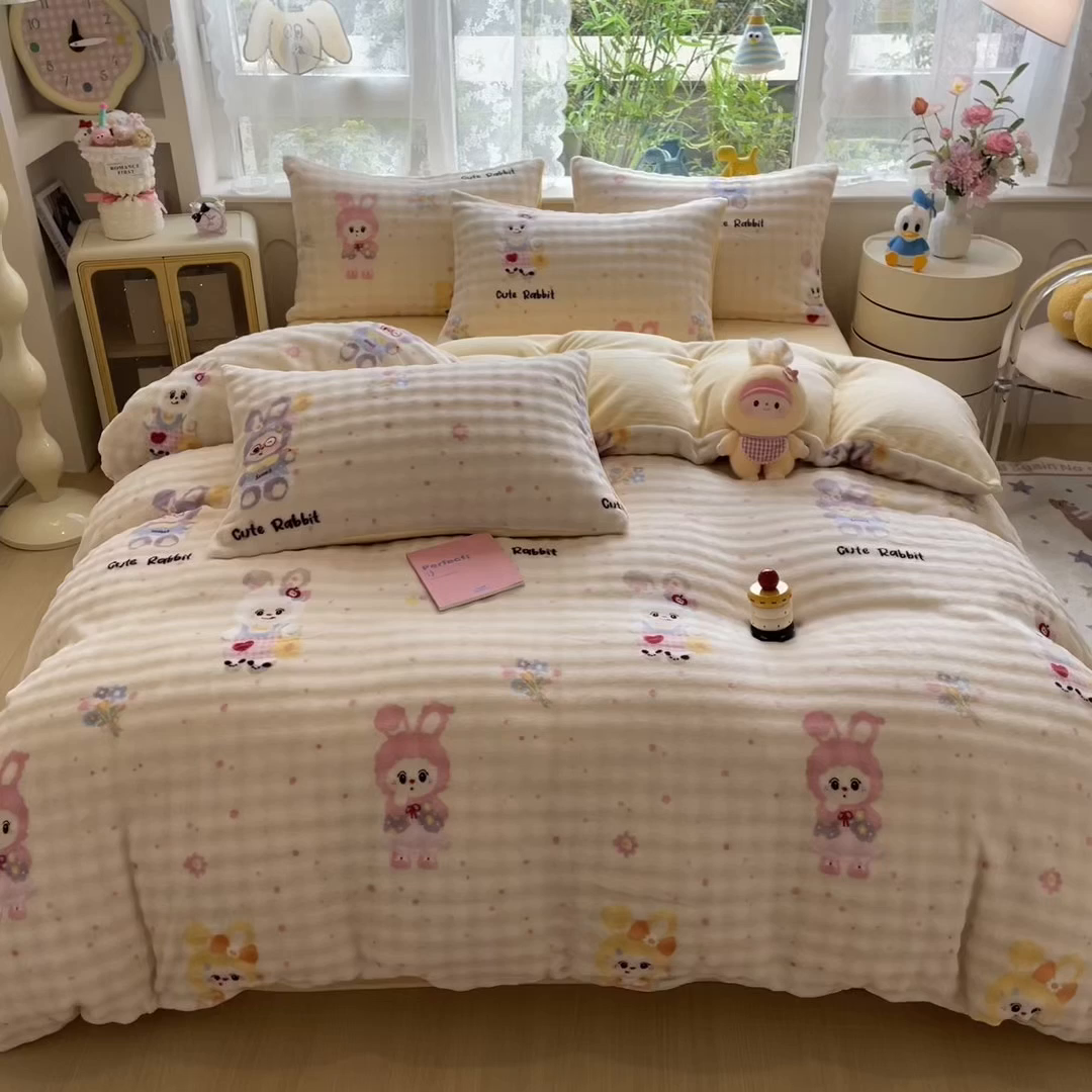 91家纺网 家纺一手货源 找家纺 摩妮卡 2025新款小清新加厚260克牛奶绒泡泡绒四件套 萌兔时光