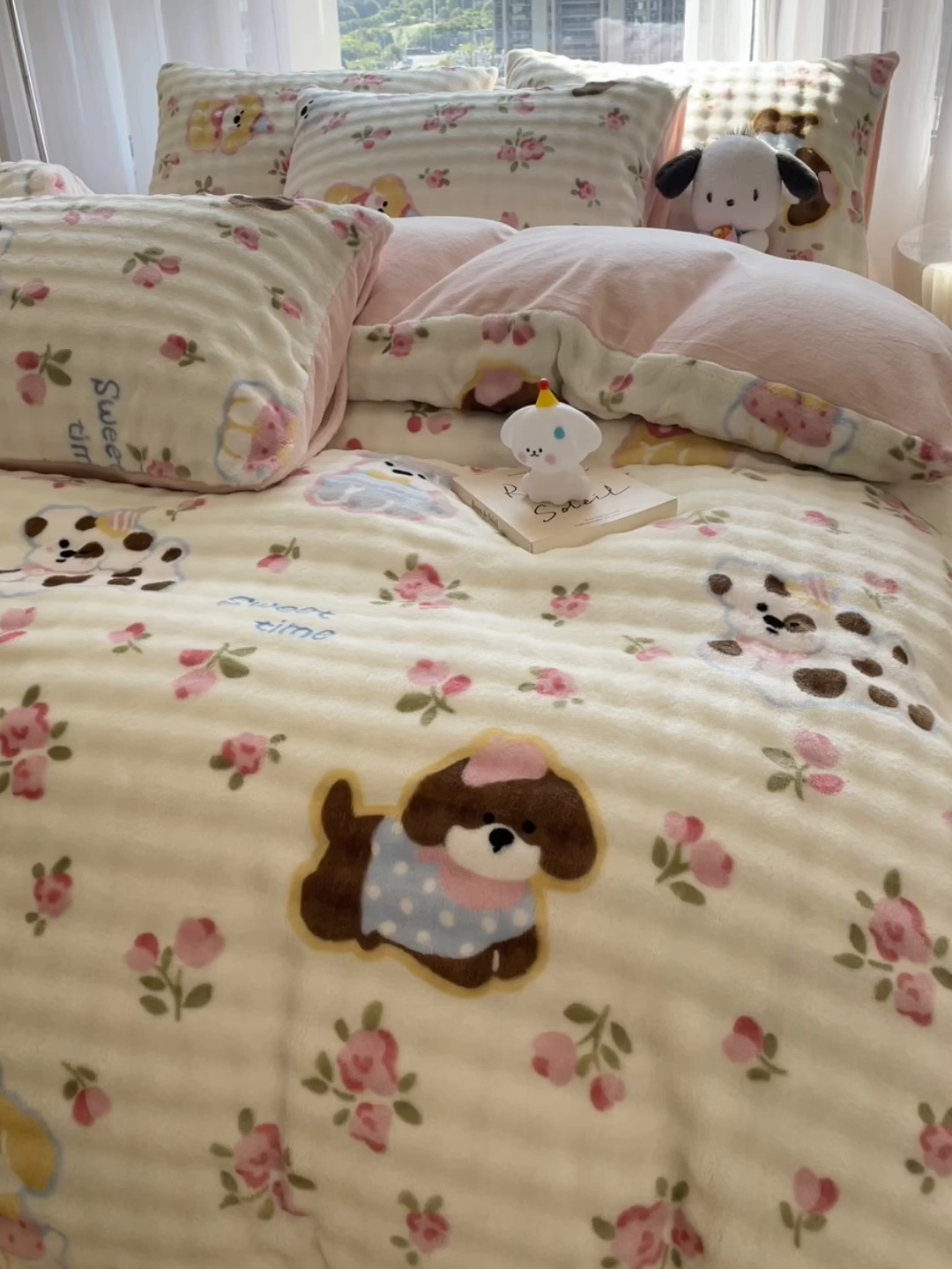 91家纺网 家纺一手货源 找家纺 摩妮卡 2025新款小清新加厚260克牛奶绒泡泡绒四件套 花园狗