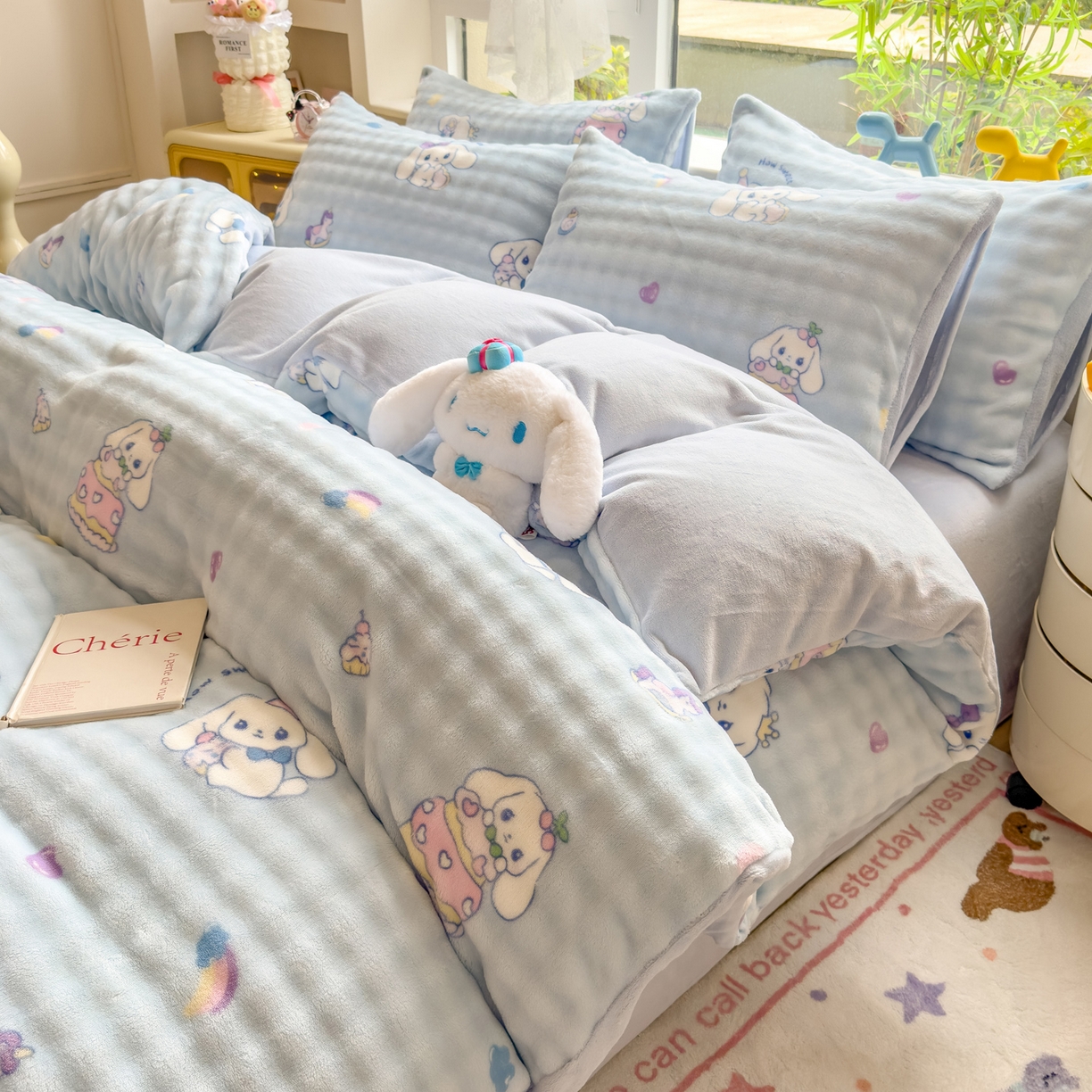 91家纺网 家纺一手货源 找家纺 摩妮卡 2025新款小清新加厚260克牛奶绒泡泡绒四件套 奶蓝玉桂狗