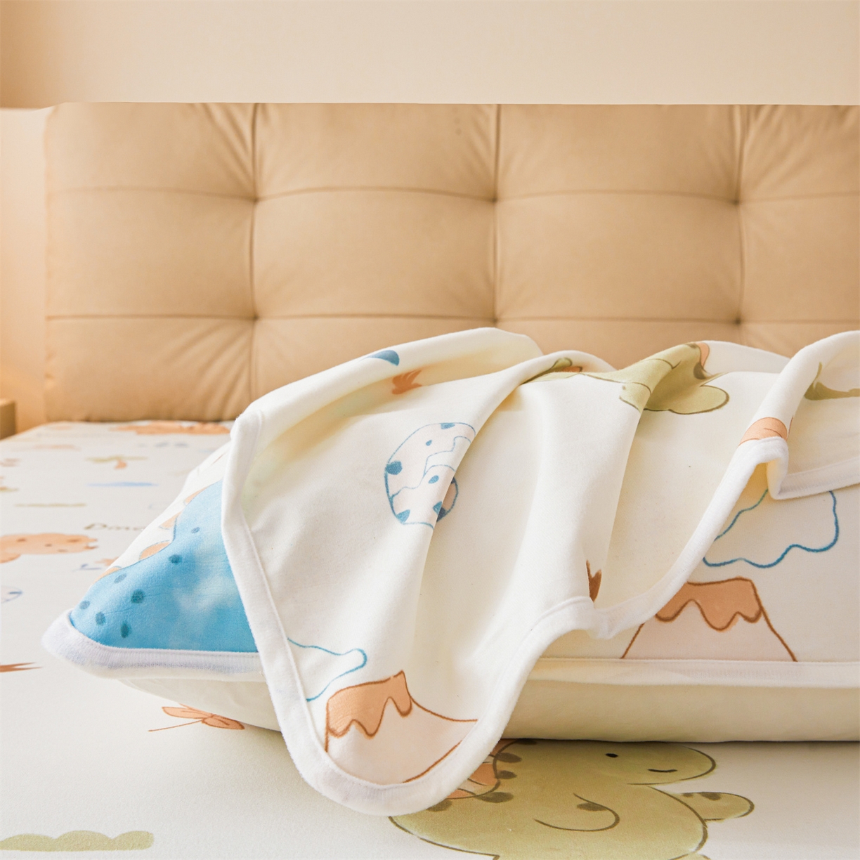 91家纺网 家纺一手货源 找家纺 雯豆家纺 2025新款TPU防水隔尿床笠防脏垫单床笠床笠单件 防水床笠-沙滩恐龙