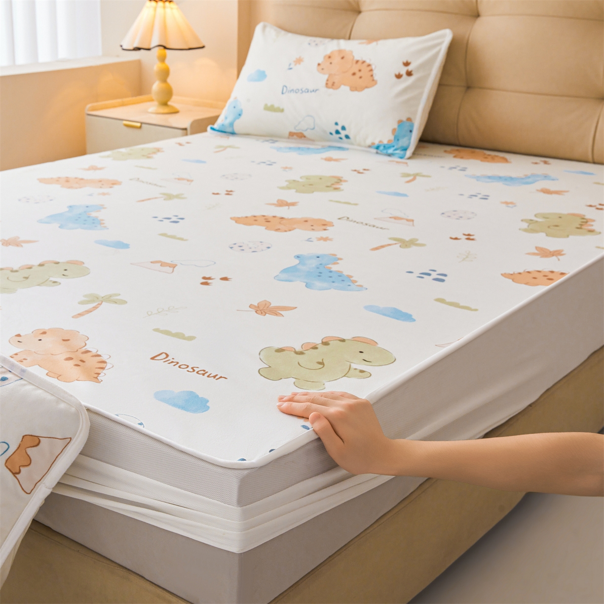 91家纺网 家纺一手货源 找家纺 雯豆家纺 2025新款TPU防水隔尿床笠防脏垫单床笠床笠单件 防水床笠-沙滩恐龙