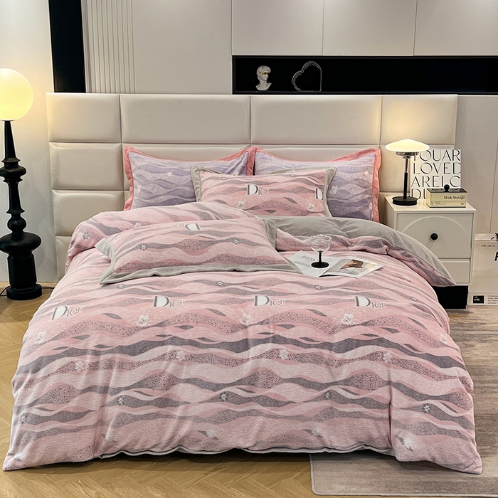 花香四季家纺 2025新款全消光工艺320克牛奶绒四件套 迷失幻境-粉