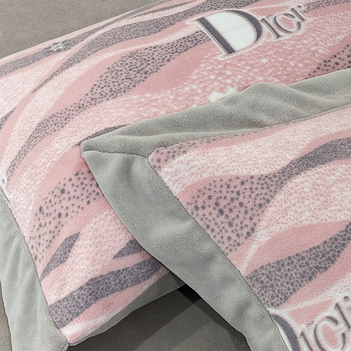 91家纺网 家纺一手货源 找家纺 花香四季家纺 2025新款全消光工艺320克牛奶绒四件套 迷失幻境-粉