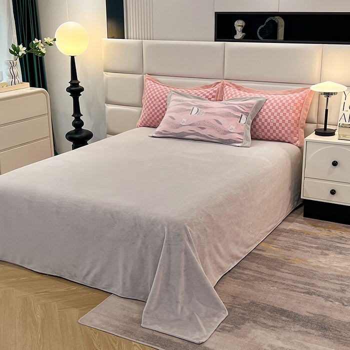 91家纺网 家纺一手货源 找家纺 花香四季家纺 2025新款全消光工艺320克牛奶绒四件套 迷失幻境-粉