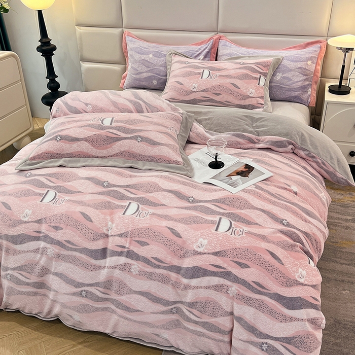 91家纺网 家纺一手货源 找家纺 花香四季家纺 2025新款全消光工艺320克牛奶绒四件套 迷失幻境-粉