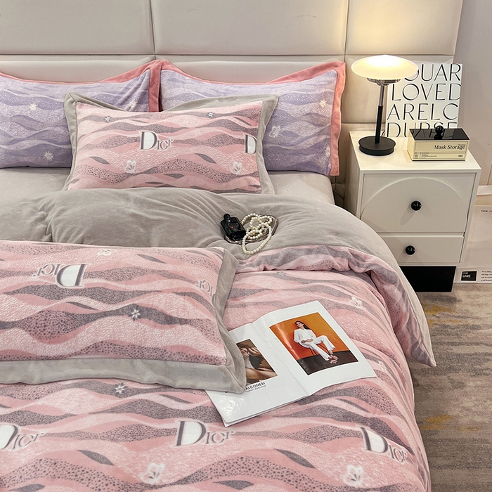 91家纺网 家纺一手货源 找家纺 花香四季家纺 2025新款全消光工艺320克牛奶绒四件套 迷失幻境-粉